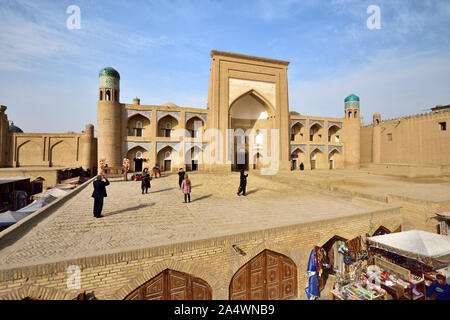 Allakuli Khan madrassah et de la principale rue commerçante. Khiva, Site du patrimoine mondial de l'UNESCO, de l'Ouzbékistan Banque D'Images