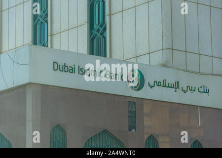 "Ras al Khaimah, Emirats Arabes Unis/Emirats Arabes Unis - 10/16/2019 : 'Dubai Banque islamique du Moyen-Orient un grand bâtiment banques signer logo sur grand buildi Banque D'Images