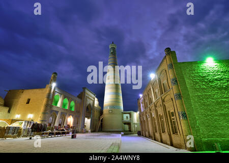 Le minaret Islam Khodja et medressa. Vieille ville de Khiva (Itchan Kala), site du patrimoine mondial de l'Unesco. L'Ouzbékistan Banque D'Images