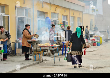 La cuisson des brochettes, un plat de brochettes de viande d'agneau grillé et très savoureux et populaire en Ouzbékistan. Dekhon bazar, Khiva. L'Ouzbékistan Banque D'Images