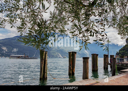 Le lac de Garde depuis la Piazza Catena, Riva del Garda, Trentino, en Italie, avec le bateau à aubes 'G Zanardelli' arrivant Banque D'Images