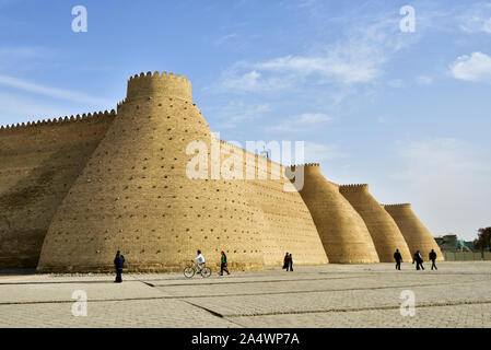 Murs de la ville. Forteresse Ark, Boukhara, Site du patrimoine mondial de l'UNESCO. L'Ouzbékistan Banque D'Images