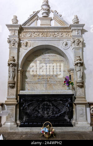 Tombe de Rosalia de Castro, couvent de San Domingos de Bonaval, Santiago de Compostelle, Galice, Espagne Banque D'Images