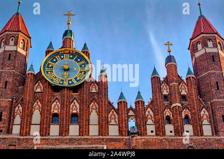 Réveil plaqué or faites en 1637 par le maître de l'année Jan Konnautke sur côté nord de la basilique gothique de l'Assomption de la Bienheureuse Vierge Marie à Gdansk Banque D'Images