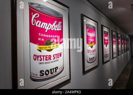 Andy Warhol Campbell's Soup Can Art at Christie's Maison de Ventes aux Enchères Inc., New York City, USA Banque D'Images