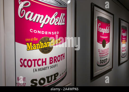 Andy Warhol Campbell's Soup Can Art at Christie's Maison de Ventes aux Enchères Inc., New York City, USA Banque D'Images