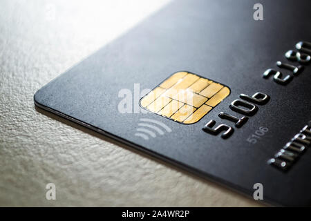 Carte de crédit noir avec puce sans contact et de technologies de paiement de près. Touche Bas tourné avec l'ancienne carte de crédit. Sur une table. Banque D'Images