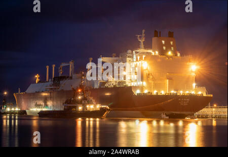 Méthanier au cours de la nuit de l'approvisionnement en gaz naturel liquéfié au terminal méthanier Banque D'Images