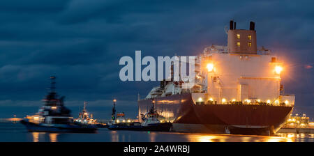 Méthanier au cours de la nuit de l'approvisionnement en gaz naturel liquéfié au terminal méthanier Banque D'Images