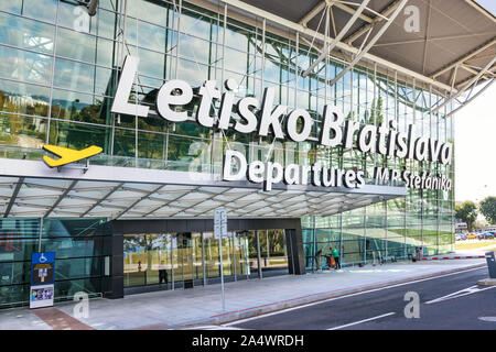 BRATISLAVA, SLOVAQUIE - 6 octobre 2019 : l'entrée dans le hall des départs du terminal de l'aéroport de Bratislava avec grande lettre signe "M. R. Stefanik Bratis Airport Banque D'Images