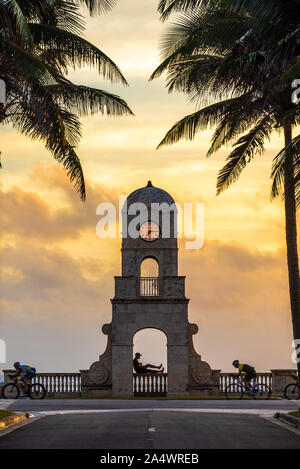 Tour de l'horloge de bord de mer au lever du soleil sur l'Ocean Boulevard à Worth Avenue à Palm Beach, en Floride. (USA) Banque D'Images