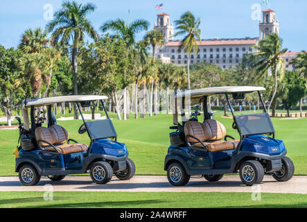 Des voiturettes de golf sur le cours de l'océan dans le luxueux hôtel Breakers Resort à Palm Beach, en Floride. (USA) Banque D'Images