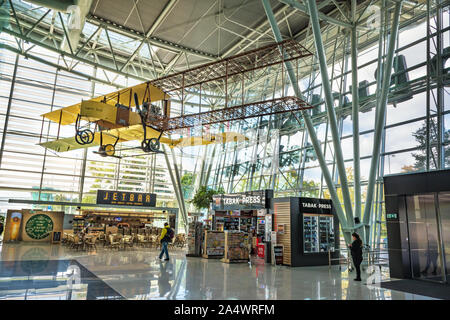 BRATISLAVA, SLOVAQUIE - 6 octobre 2019 : l'intérieur du hall des départs du terminal de l'aéroport de Bratislava avec plan historique du général M. R. Stefanik (Slovak Banque D'Images