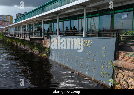 Le Flutante Porto ou flottante habour, montrant la carte de l'eau élevé de marques différentes années, Manaus, l'Amazone, Brésil, Amérique Latine Banque D'Images