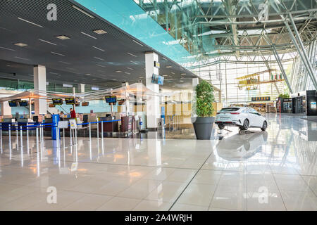 BRATISLAVA, SLOVAQUIE - 6 octobre 2019 : zone d'enregistrement du hall des départs du terminal de l'aéroport de Bratislava (Slovaquie) Banque D'Images