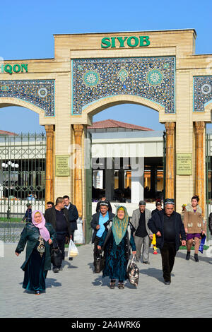 Scène de rue en face de la porte principale de la célèbre Siyob Bazar. Samarkand, Site du patrimoine mondial de l'UNESCO. L'Ouzbékistan Banque D'Images