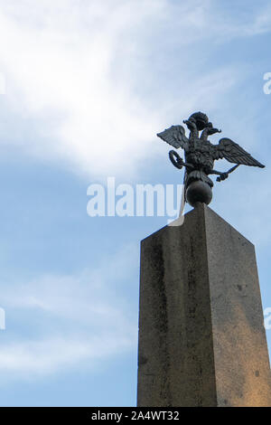 Aigle de bronze sur un monument situé dans un parc de la ville. Uman. L'Ukraine Banque D'Images