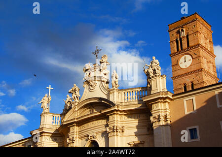 Sainte Croix de Jérusalem, l'église de la fin du baroque magnifique chef-d'œuvre avec en statues de saints, se transforme en or au coucher du soleil, à Rome (18e siècle) Banque D'Images