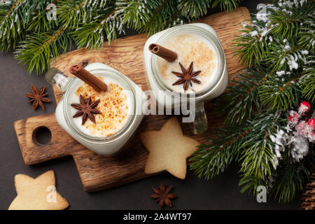 Lait de poule. Cocktail de Noël traditionnel et gingerbread cookies. Mise à plat. Vue d'en haut Banque D'Images