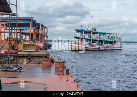 Flutante Porto ou flottante, port bateau lent laissant pour son Amazon tour, Manaus, Amazonie, Brésil, Amérique latine AmericaThe Grippe Porto occupé Banque D'Images