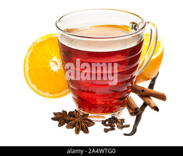 Vin épicé chaud isolé sur fond blanc Banque D'Images