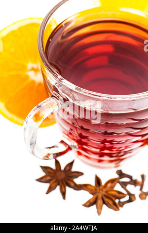 Extrait de vin épicé chaud isolé sur fond blanc Banque D'Images