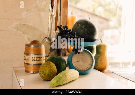 Autumn still life with Pumpkins,les courgettes,les melons et pastèques, raisins sur grande échelle à l'échelle et sur un tableau blanc en bois.concept la récolte d'automne. Heureux Banque D'Images