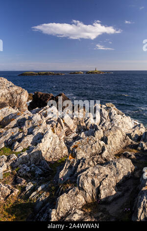 La côte rocheuse et à l'île d'Anglesey, Rhoscolyn, au nord du Pays de Galles lors d'une journée ensoleillée Banque D'Images