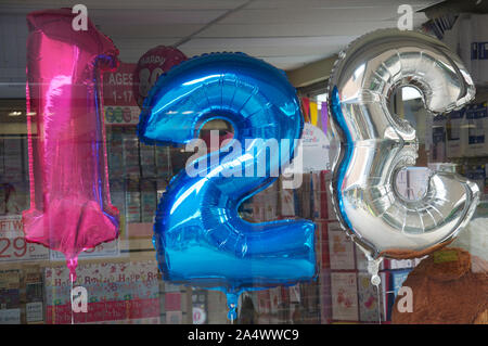 Rouge Bleu et argent numéros gonflable. En chiffres arabes. Un, Deux et Trois, des ballons partie métallique brillant de la décoration d'une vitrine. Banque D'Images