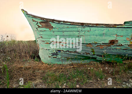 Vieux bateau de pêche sur la rive ; Banque D'Images