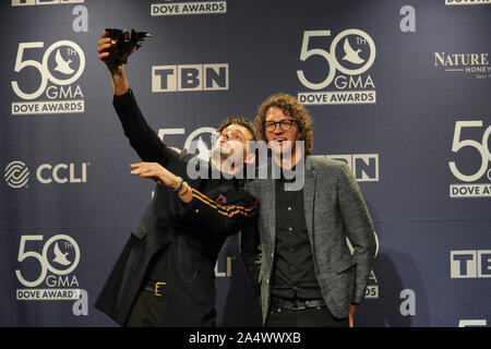 Nashville, Tennessee, USA. 15 octobre 2019. Christian duo pour le Roi et le pays célèbrent leur victoire en coulisses pendant la 50e Dove Awards tenue à Libscomb University à Nashville, Tennessee, le mardi 15 octobre 2019. Crédit photo : Marty Jean-Louis Banque D'Images