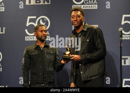 Nashville, Tennessee, USA. 15 octobre 2019. Lacrae artiste de hip hop (à droite) et producteur de célébrer leur victoire pendant le 50e Dove Awards tenue à Libscomb University à Nashville, Tennessee, le mardi 15 octobre 2019. Crédit photo : Marty Jean-Louis Banque D'Images