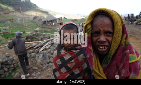 L'ouest des hautes terres d'Ethiopie / Ethiopie - 20 Avril 2019 : Des enfants éthiopiens enveloppés dans des couvertures pour les protéger du froid des hautes terres éthiopiennes Banque D'Images