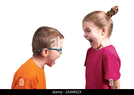 Soeur et frère crier à l'autre. Isolé sur un fond blanc. Banque D'Images