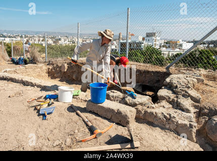 Les archéologues travaillant sur un site autour de la catacombes à Neo Paphos qui est un site protégé par l'Unesco d'intérêt spécial à la ville de Paphos, Chypre. Banque D'Images