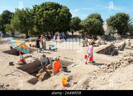 Les archéologues travaillant sur un site autour de la catacombes à Neo Paphos qui est un site protégé par l'Unesco d'intérêt spécial à la ville de Paphos, Chypre. Banque D'Images