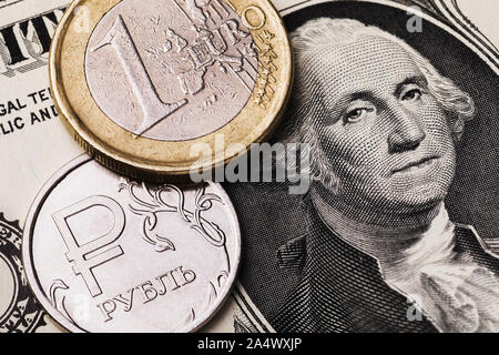 Pièce en Euro rouble russe et dans le contexte d'un dollar bill, close-up. La pièce de monnaie a une inscription en lettres de Russie ruble Banque D'Images