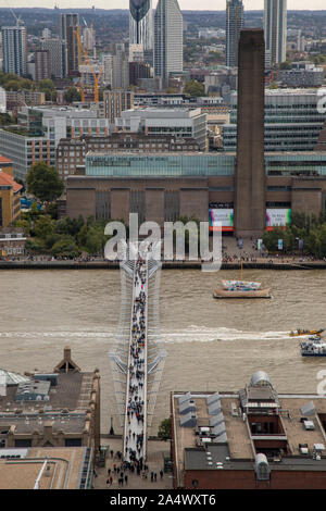 La Tate Modern et Millennium Bridge à partir de Saint Paul's Cathedral Banque D'Images