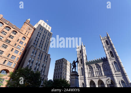 Vue grand angle de la Place d'armes dans le Vieux Montréal, Québec, Canada Banque D'Images