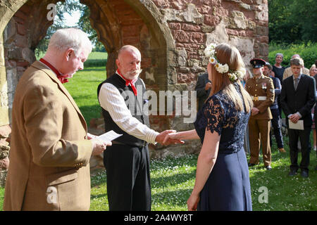 Cette image se rapporte à une cérémonie de mariage dans le Shropshire. Mariage, d'après l'époux, remonte au 11ème siècle. Banque D'Images