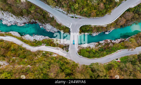 Pont Napoléon sur la rivière Soca en Slovénie. Drone aérien Vue du haut vers le bas. Les couleurs de l'automne. Banque D'Images