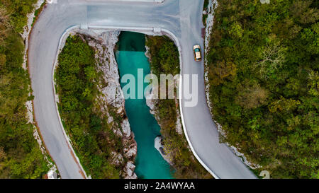 Pont Napoléon sur la rivière Soca en Slovénie. Drone aérien Vue du haut vers le bas. Les couleurs de l'automne. Banque D'Images