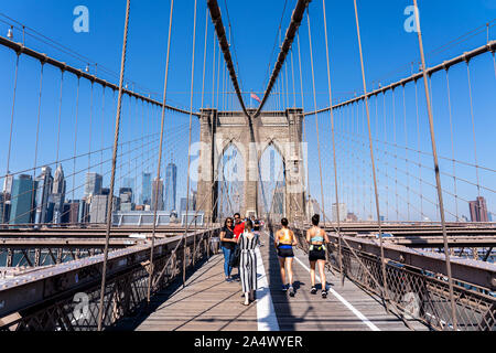 Les gens sur le pont de Brooklyn à New York City Banque D'Images