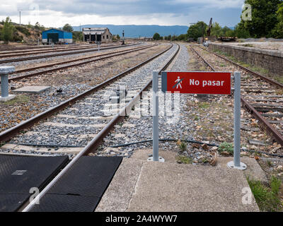 Panneau d'avertissement "Pas de pasar' (ne pas traverser) sur la gare, un emplacement possible d'accidents, Puebla de Sanabria, Espagne Banque D'Images