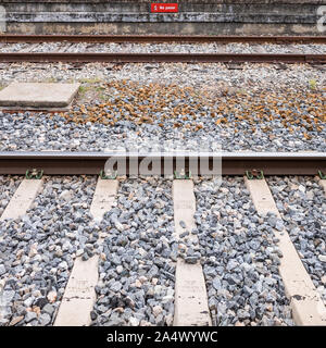 Panneau d'avertissement "Pas de pasar' (ne pas traverser) sur la gare, un emplacement possible d'accidents, Puebla de Sanabria, Espagne Banque D'Images