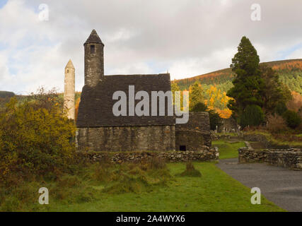 L'église St.Kevin et Tour Ronde, Glendalough, Wicklow Mountains National Park, comté de Wicklow, Irlande Banque D'Images