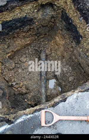 Excavation de la route par des eaux pour révéler et identifier les fractures d'égout avant de procéder à la réparation Banque D'Images