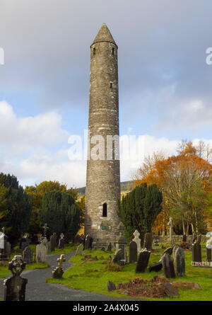 La tour ronde et le cimetière, Glendalough, Wicklow Mountains National Park, comté de Wicklow, Irlande Banque D'Images