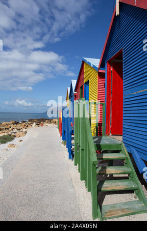 Fermer la vue à maisons colorées à Muizenberg sur la péninsule du Cap, près de Cape Town, Afrique du Sud. Banque D'Images