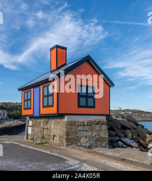 L'un des six sculptures en forme de maison appelée maison de vacances Home par Richard Woods. Celle-ci est sur un piédestal au port. Banque D'Images